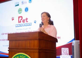 Bà Louise Calderwood, Giám đốc các vấn đề pháp lý của AFIA, thảo luận về vai trò của thức ăn cho thú cưng hoàn chỉnh và cân bằng trong việc thúc đẩy sức khỏe cho thú cưng