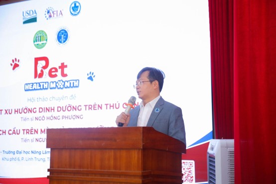 PGS.TS. Lê Quang Thông, Chủ tịch của VSAVA, phát biểu về tầm quan trọng của dinh dưỡng và tập thể dục hợp lý phù hợp với từng loài thú cưng